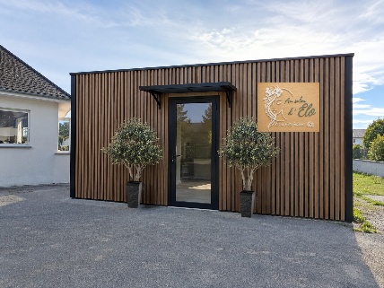 Façade en bois du nouveau local Au Salon d'Elo à Escout.